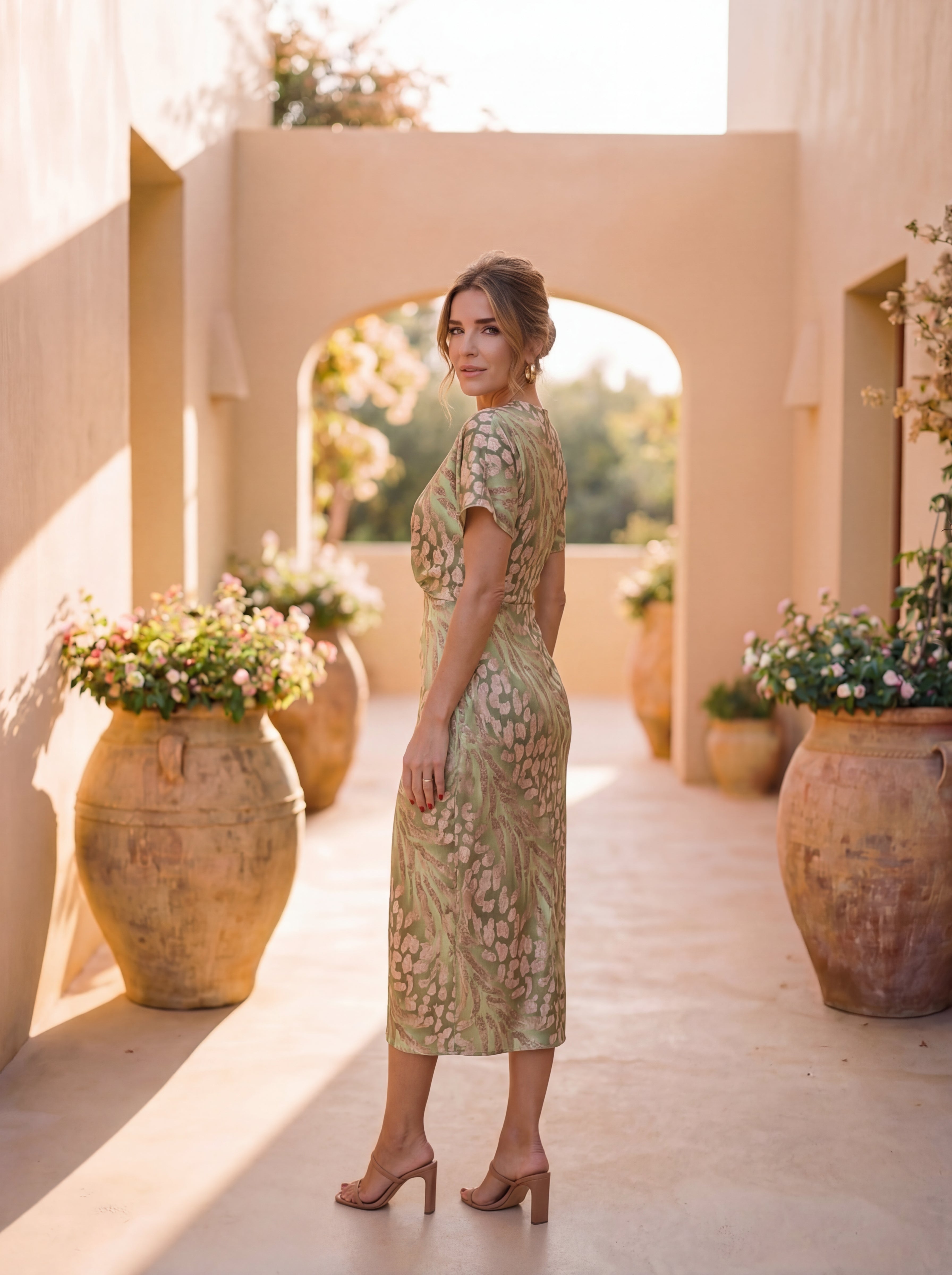 Flattering Midi Dress with Central Knot and Flowing Silhouette